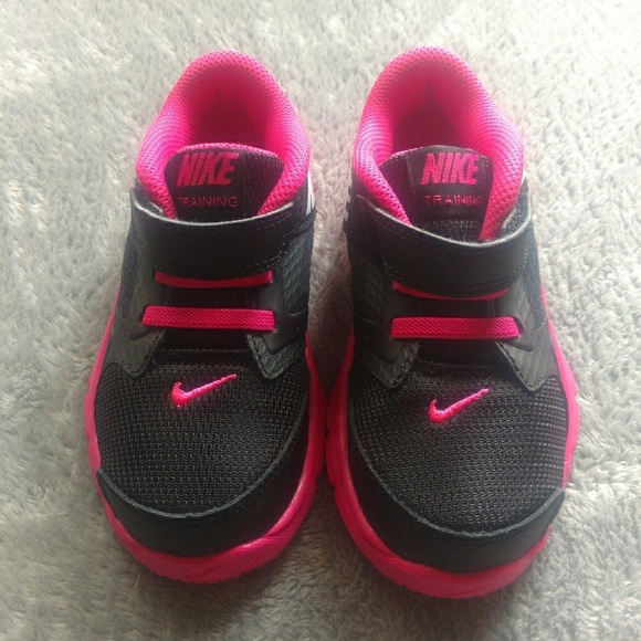 girls black and pink nike trainers